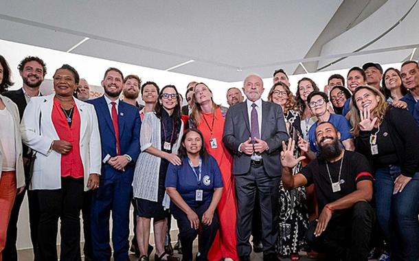 Equipe de trabalhadores junto ao Presidente Lula e Janja, dos curadores Marcio Tavares e Lilia Schwarcz, da diretora do MrN Sara Seilert e das Ministras Margareth e Nísia Trindade