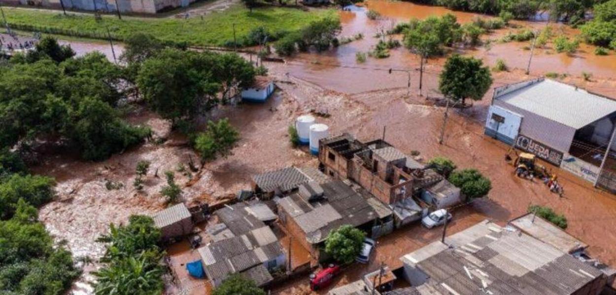 Famílias ilhadas em Bandeirantes (PR) Reprodução redes sociais