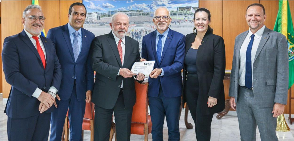 Luiz Inácio Lula da Silva (o terceiro da esq. para a dir.) junto com lideranças