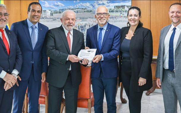 Luiz Inácio Lula da Silva (o terceiro da esq. para a dir.) junto com lideranças