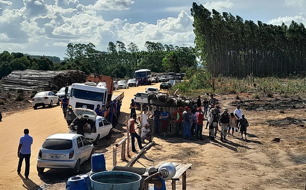 "A gente está denunciando o rastro de miséria que essa empresa tem deixado no extremo sul da Bahia", diz Eliane Oliveira, do MST