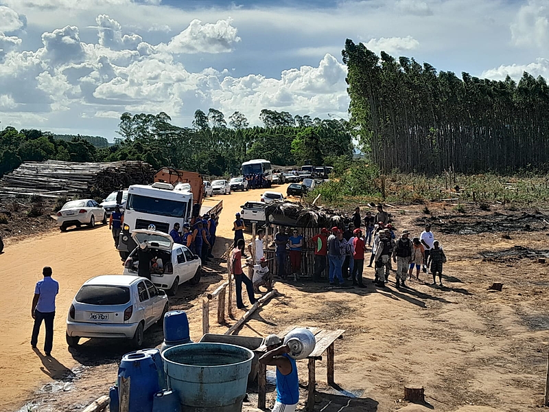 "A gente está denunciando o rastro de miséria que essa empresa tem deixado no extremo sul da Bahia", diz Eliane Oliveira, do MST