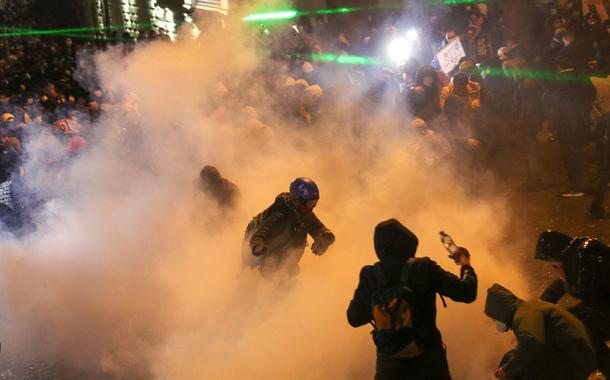Polícia da Geórgia dispersa manifestantes no segundo dia de protestos 08/03/2023