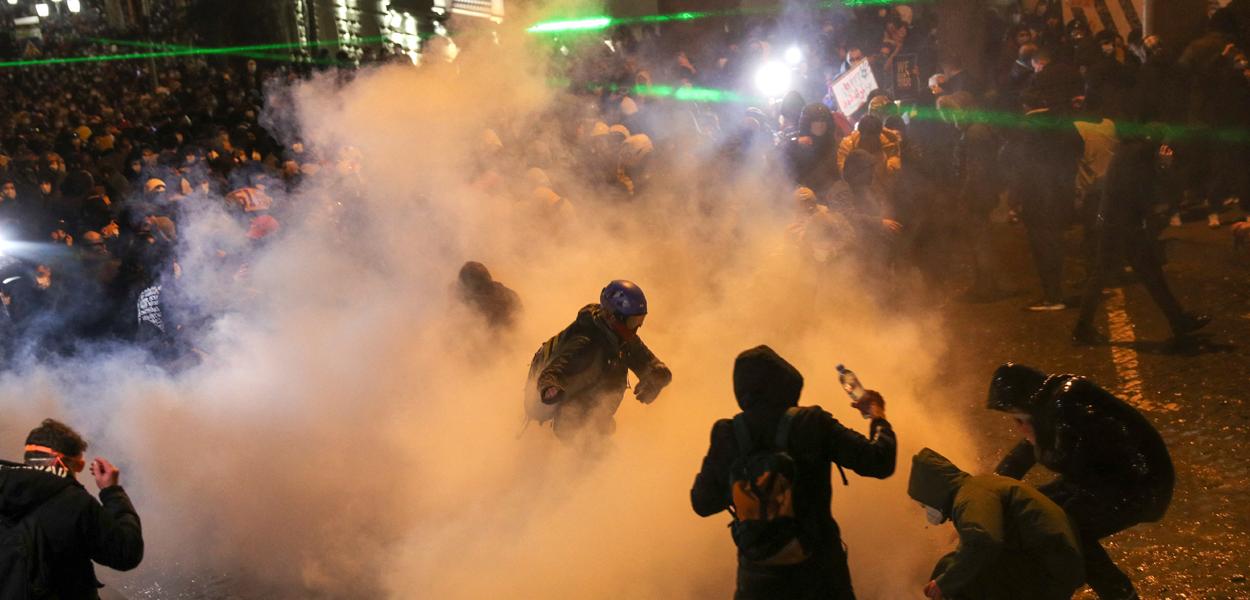 Polícia da Geórgia dispersa manifestantes no segundo dia de protestos 08/03/2023