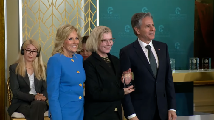 Jill Biden, Yuliya Paevskaya e Antony Blinken em cerimônia na Casa Branca