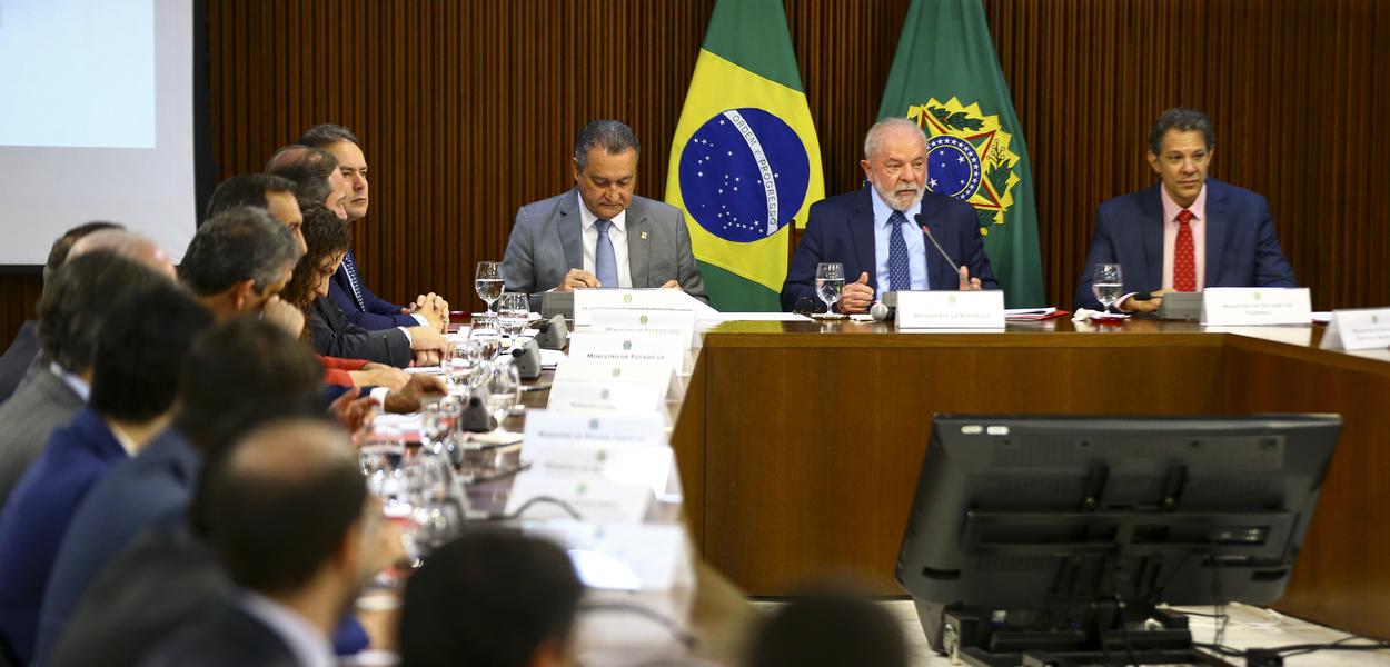 O presidente Luiz Inácio Lula da Silva e ministros durante reunião, no Palácio do Planalto