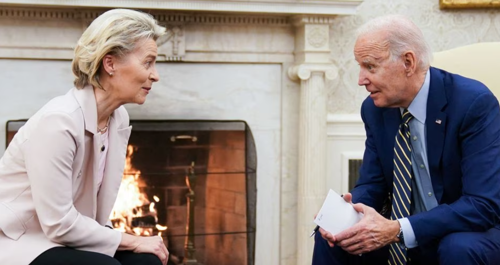 O presidente dos Estados Unidos, Joe Biden, se encontra com a presidente da Comissão Europeia, Ursula von der Leyen, no Salão Oval da Casa Branca em Washington, D.C., EUA, em 10 de março de 2023.