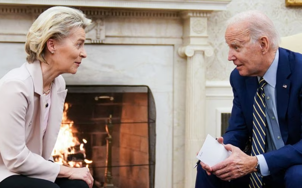 O presidente dos Estados Unidos, Joe Biden, se encontra com a presidente da Comissão Europeia, Ursula von der Leyen, no Salão Oval da Casa Branca em Washington, D.C., EUA, em 10 de março de 2023.