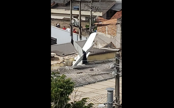 Avião cai, atinge duas casas e deixa feridos, no Bairro Jardim Montanhês, em BH.