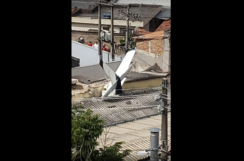 Avião cai, atinge duas casas e deixa feridos, no Bairro Jardim Montanhês, em BH.