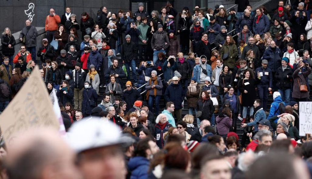 Pessoas participam de uma marcha contra o plano de reforma da previdência do governo em Paris, França, em 11 de março de 2023.