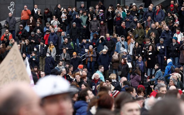 Pessoas participam de uma marcha contra o plano de reforma da previdência do governo em Paris, França, em 11 de março de 2023.