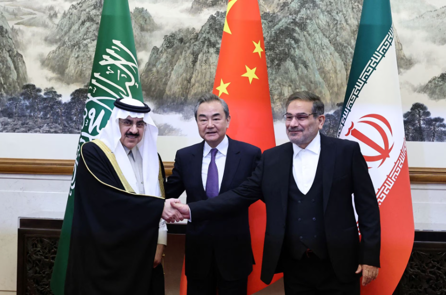 Wang Yi, um membro do Comitê Central do Partido Comunista da China (CPC) e diretor do Escritório da Comissão Central de Assuntos Exteriores, Ali Shamkhani, secretário do Conselho Supremo de Segurança Nacional do Irã, e o Ministro de Estado e conselheiro de segurança nacional da Arábia Saudita, Musaad bin Mohammed Al Aiban, posam para fotos durante uma reunião em Pequim, China, em 10 de março de 2023.