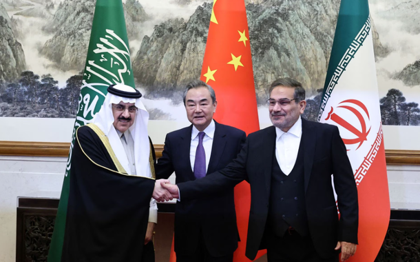 Wang Yi, um membro do Comitê Central do Partido Comunista da China (CPC) e diretor do Escritório da Comissão Central de Assuntos Exteriores, Ali Shamkhani, secretário do Conselho Supremo de Segurança Nacional do Irã, e o Ministro de Estado e conselheiro de segurança nacional da Arábia Saudita, Musaad bin Mohammed Al Aiban, posam para fotos durante uma reunião em Pequim, China, em 10 de março de 2023.