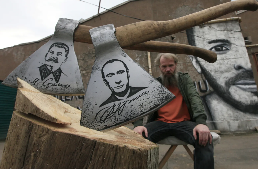 O artista russo Vasily Slonov posa com obras de seu projeto "História da Rússia, século XX - de Lenin a Putin", em setembro de 2013.