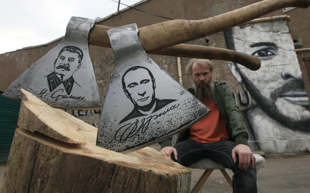 O artista russo Vasily Slonov posa com obras de seu projeto "História da Rússia, século XX - de Lenin a Putin", em setembro de 2013.