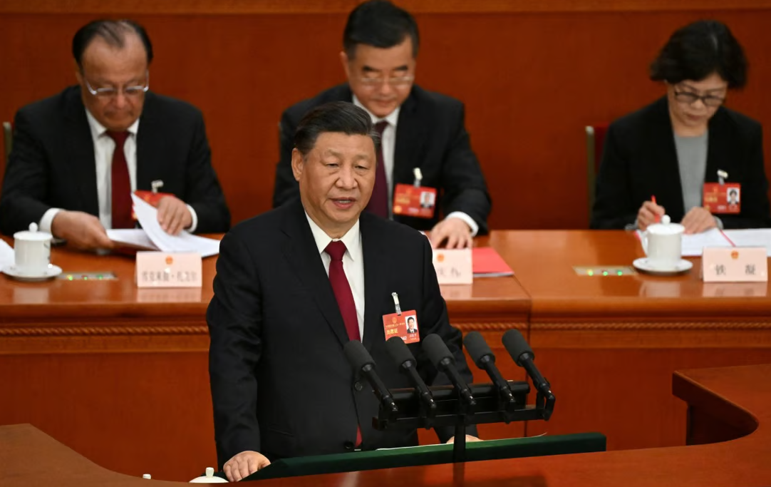 O presidente da China, Xi Jinping, discursou durante a sessão de encerramento do Congresso Nacional do Povo no Grande Salão do Povo, em Pequim, em 13 de março de 2023. Ele encerrou o Congresso Nacional deste ano, assegurando um terceiro mandato.