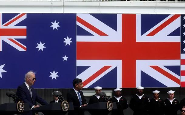 O presidente dos EUA, Joe Biden, o primeiro-ministro australiano, Anthony Albanese, e o primeiro-ministro britânico, Rishi Sunak, fazem comentários sobre a parceria Austrália - Reino Unido - EUA (AUKUS), após uma reunião trilateral, na Base Naval de Point Loma em San Diego, Califórnia, EUA, em 13 de março de 2023