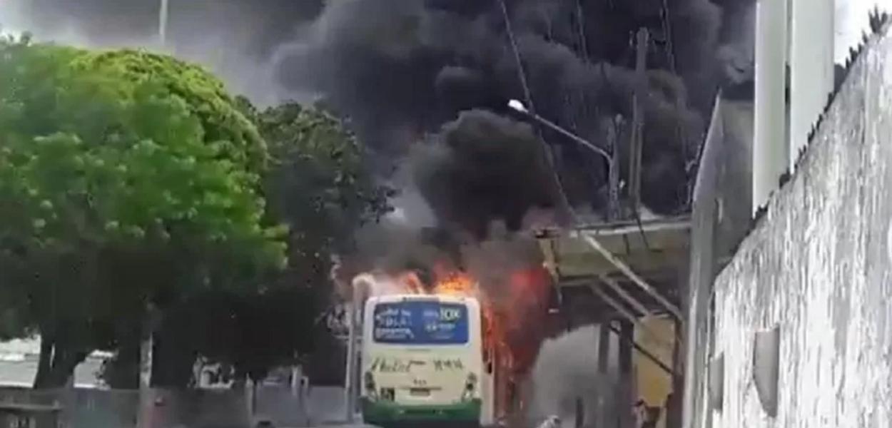 Ataque em ônibus na avenida João XXIII, em Natal (Foto: Reprodução) Ataque em ônibus na avenida João XXIII, em Natal
