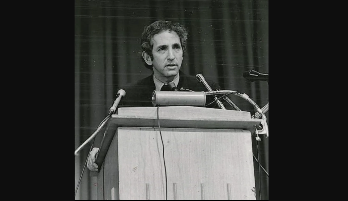 Daniel Ellsberg numa conferência de imprensa na cidade de Nova York em 1972.