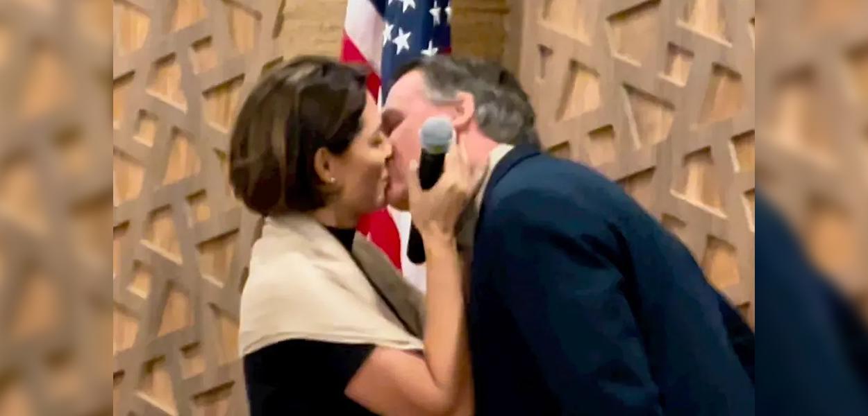 Michelle e Jair Bolsonaro se beijam em evento na Flórida