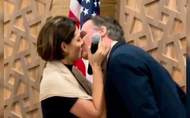 Michelle e Jair Bolsonaro se beijam em evento na Flórida