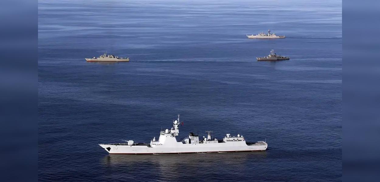 Nesta foto fornecida pelo Exército Iraniano, navios de guerra navegam no Mar de Omã durante o segundo dia dos jogos de guerra navais conjuntos do Irã, Rússia e China em 28 de dezembro de 2019. Forças navais da China, Irã e Rússia - todos os países em diferentes graus de conflito com os Estados Unidos - estão realizando exercícios conjuntos no Golfo de Omã esta semana, anunciou o Ministério da Defesa da China. Outros países também estão participando dos exercícios "Security Bond-2023", disse o ministério na terça-feira, 14 de março de 2023, sem fornecer detalhes.