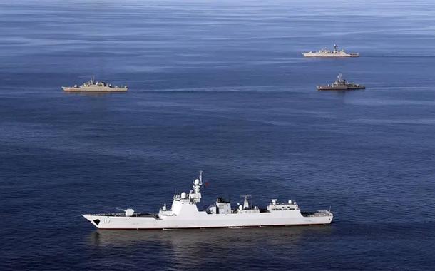 Nesta foto fornecida pelo Exército Iraniano, navios de guerra navegam no Mar de Omã durante o segundo dia dos jogos de guerra navais conjuntos do Irã, Rússia e China em 28 de dezembro de 2019. Forças navais da China, Irã e Rússia - todos os países em diferentes graus de conflito com os Estados Unidos - estão realizando exercícios conjuntos no Golfo de Omã esta semana, anunciou o Ministério da Defesa da China. Outros países também estão participando dos exercícios "Security Bond-2023", disse o ministério na terça-feira, 14 de março de 2023, sem fornecer detalhes.