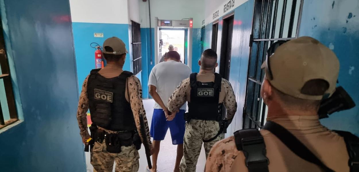 Líder de facção é transferido de Alcaçuz para presídio federal (Foto: Augusto Bezerra/Seap RN) Líder de facção é transferido de Alcaçuz para presídio federal