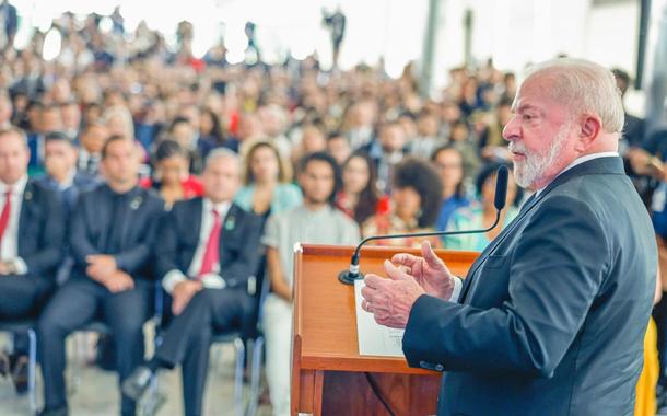 Presidente Lula e militares