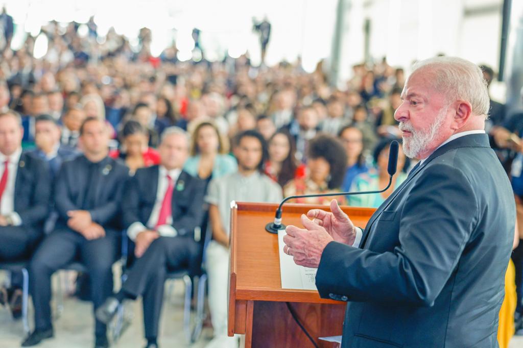 Presidente Lula e militares