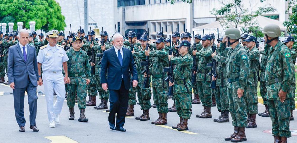 Luiz Inácio Lula da Silva com militares