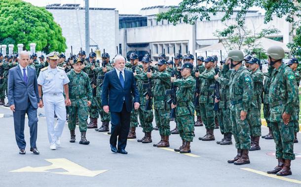 Luiz Inácio Lula da Silva com militares