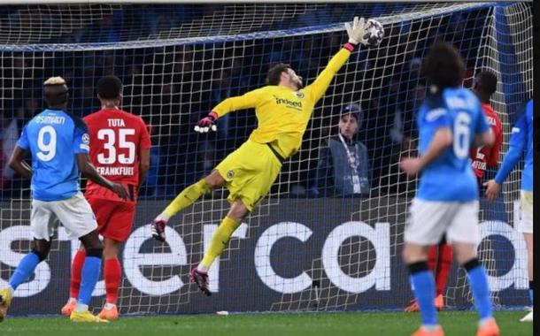 Napoli (azul) e Eintracht Frankfurt