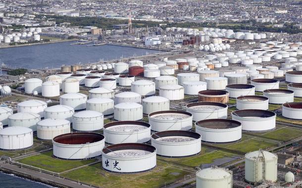 Uma vista aérea mostra uma fábrica de petróleo da Idemitsu Kosan Co. em Ichihara, a leste de Tóquio, Japão, em 12 de novembro de 2021