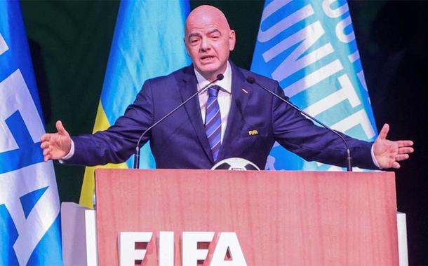 O presidente da FIFA, Gianni Infantino, discursa no 73º Congresso da FIFA na BK Arena em Kigali, Ruanda, em 16 de março de 2023.