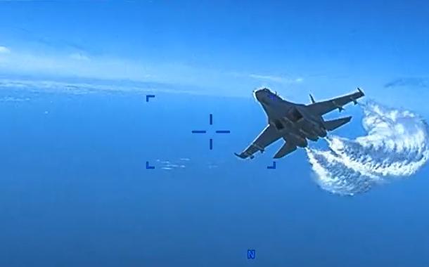 Momento em que caça russo se aproxima de drone estadunidense sobre o Mar Negro