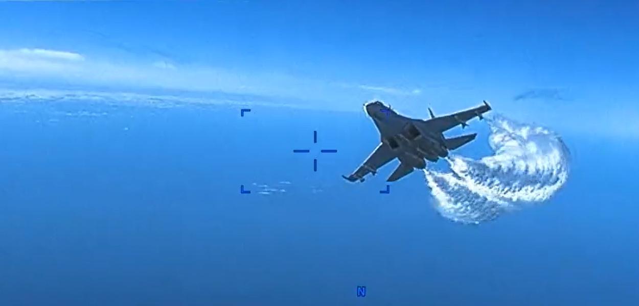 Momento em que caça russo se aproxima de drone estadunidense sobre o Mar Negro