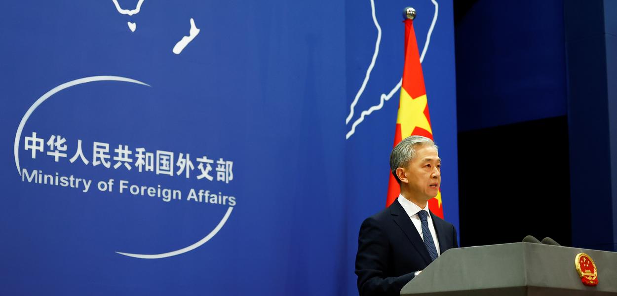 Porta-voz do Ministério de Relações Exteriores chinês fala em conferência de imprensa em Pequim