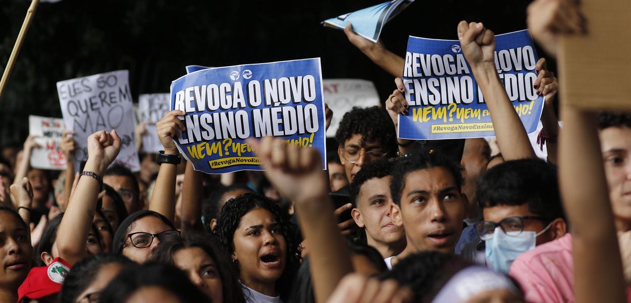 Estudantes protestam pela revogação do novo Ensino Médio