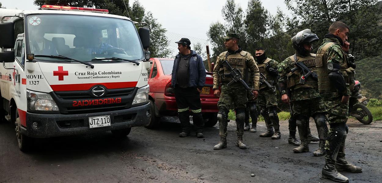 Trabalho de busca e resgate de mineiros após uma explosão em uma mina de carvão em Sutatausa (Foto: Reuters) Trabalho de busca e resgate de mineiros após uma explosão em uma mina de carvão em Sutatausa