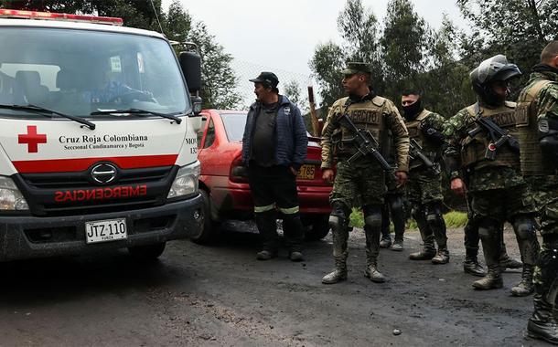 Trabalho de busca e resgate de mineiros após uma explosão em uma mina de carvão em Sutatausa
