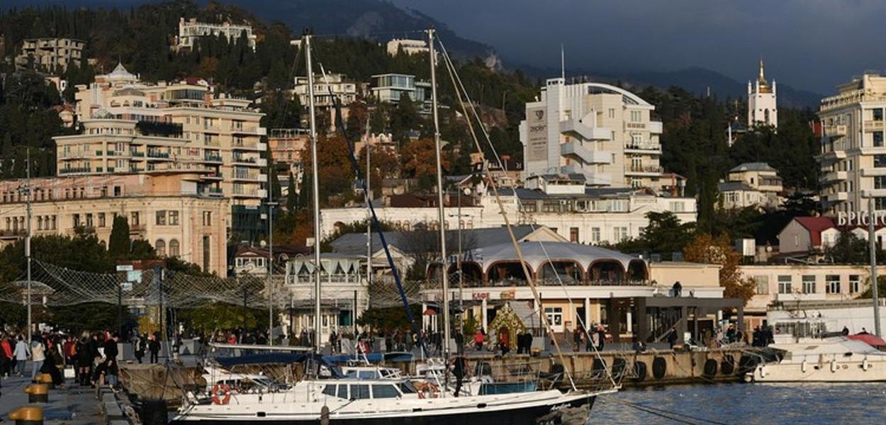 Vista mostra o aterro da cidade de Yalta, na Crimeia, na Rússia