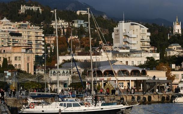Vista mostra o aterro da cidade de Yalta, na Crimeia, na Rússia