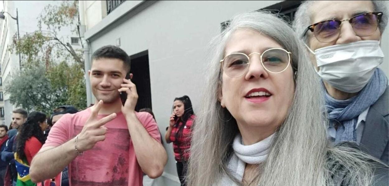 O socorrista franco-brasileiro Rodolphe Volte-Vieira (à esquerda) ao lado dos pais, Maria D'Austria Vieira e Abin Volte.