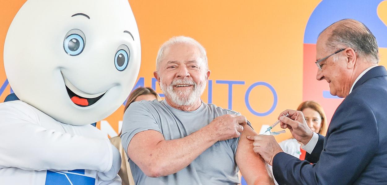 Presidente Lula é vacinado pelo vice Geraldo Alckmin e na companhia de Zé Gotinha