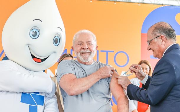 Presidente Lula é vacinado pelo vice Geraldo Alckmin e na companhia de Zé Gotinha