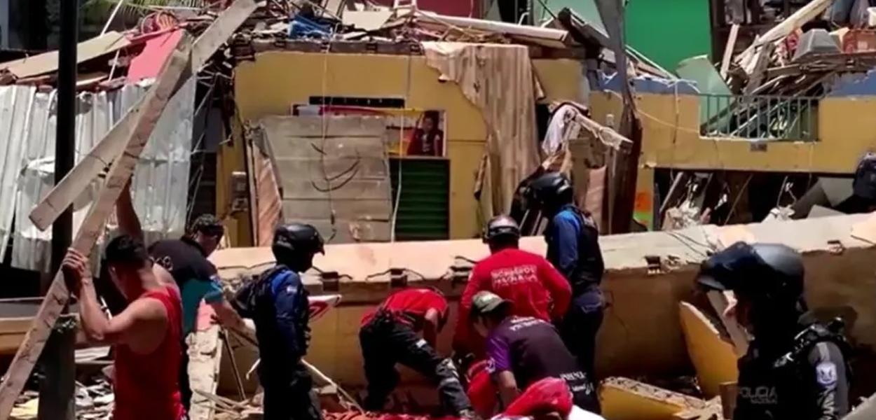 Equipes buscam sobreviventes após terremoto no Equador (Foto: Reprodução) Equipes buscam sobreviventes após terremoto no Equador
