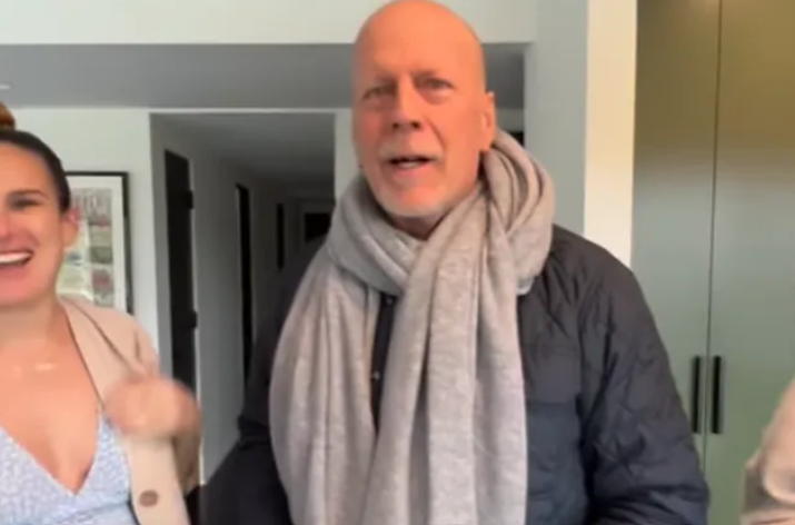 Bruce Willis em vídeo divulgado pela atriz Demi Moore