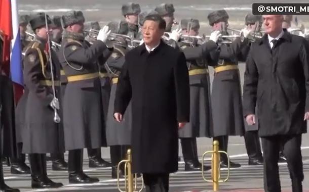 Xi Jinping ao desembarcar em Moscou